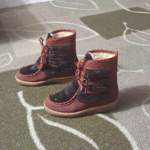 SOLD. VTG 60's SNOWLAND faux fur lace up wedge winter Street wear sz 6